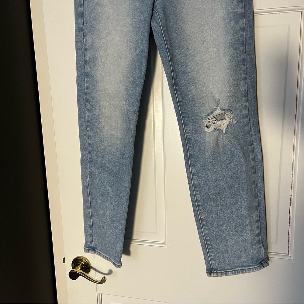 Universal Thread Mid Rise 80s Slim Ripped Distressed Light Wash Jeans Size 8 - Picture 3 of 9